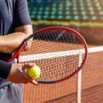 Tenista se sujeta el codo con señal de dolor