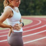 Runner se toca con gesto de dolor la parte de la cadera.
