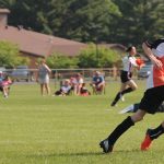 Niños de 11 años jugando al fútbol