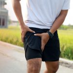 Deportista se toca la zona de la ingle ante un fuerte dolor
